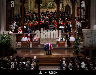 Washington, Vereinigte Staaten von Amerika. 06 Dez, 2018. Ehemaliger Präsident George Herbert Walker Bush Gedenkveranstaltung in der National Cathedral in Washington, Mittwoch, Dezember 5, 2018. Quelle: Doug Mills/Pool über CNP | Verwendung der weltweiten Kredit: dpa/Alamy leben Nachrichten Stockfoto