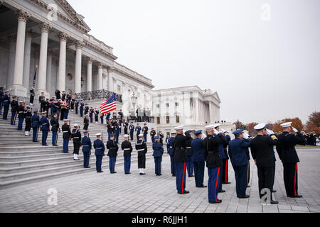 Washington, DC, USA. 05 Dez, 2018. Einen gemeinsamen Dienst Ehrengarde lädt die Schatulle des ehemaligen US-Präsidenten George H.W. Bush in die wartenden Leichenwagen östlich vor den US Capitol in Washington, DC, USA, 05. Dezember 2018. George H.W. Bush, der 41. Präsident der Vereinigten Staaten (1989-1993), starb im Alter von 94 Jahren am 30. November 2018 in seinem Haus in Texas. Credit: Shawn Thew/Pool über CNP | Verwendung der weltweiten Kredit: dpa/Alamy leben Nachrichten Stockfoto