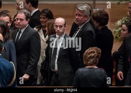 Washington. 5 Dez, 2018. Präsident Donald Trump Weiße Haus Senior Adviser Stephen Miller, in der Mitte und Weiße Haus stellvertretender Stabschef für Communications Bill Shine, Mitte rechts, kommt für ein Staatsbegräbnis für ehemaligen Präsidenten George H.W. Bush in der National Cathedral, Mittwoch, Dezember 5, 2018, in Washington. Credit: Andrew Harnik/Pool über CNP | Verwendung der weltweiten Kredit: dpa/Alamy leben Nachrichten Stockfoto