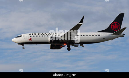 Richmond, British Columbia, Kanada. 2. Sep 2018. Eine Air Canada Boeing 737 MAX. 8 (C-FSOC) Jet Airliner Airborne auf kurze letzte Ansatz für die Landung. Credit: bayne Stanley/ZUMA Draht/Alamy leben Nachrichten Stockfoto