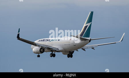 Richmond, British Columbia, Kanada. 2. Sep 2018. Ein WestJet Airlines Boeing737-700 (C-FIBW) jetliner Airborne auf kurze letzte Ansatz für die Landung. Credit: bayne Stanley/ZUMA Draht/Alamy leben Nachrichten Stockfoto