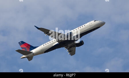 Richmond, British Columbia, Kanada. 31 Aug, 2018. Dreieckschaltung Embraer 175 (N633 CZ) Jet Airliner Airborne nach dem Take-off. Die airliner ist im Besitz von Kompass Airlines unter Vertrag mit Delta Air Lines betrieben. Credit: bayne Stanley/ZUMA Draht/Alamy leben Nachrichten Stockfoto