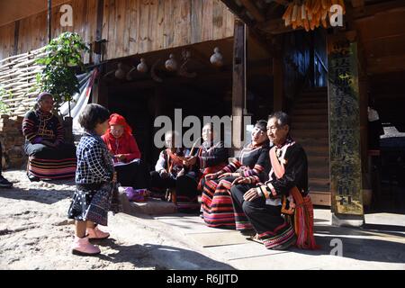 Lancang, der chinesischen Provinz Yunnan. 4. Dez, 2018. Dorfbewohner chat über das tägliche Leben im Dorf Menggen Jiujing County im lancang Lahu autonomen County, im Südwesten der chinesischen Provinz Yunnan, Dez. 4, 2018. Die Fokussierung auf die gezielte Bekämpfung der Armut und zur Förderung der lokalen wirtschaftlichen und sozialen Entwicklung, Lancang erhalten hat und investierte 6.532 Milliarden Yuan (rund 950 Millionen US-Dollar) in der Landwirtschaft und im Tourismus Industrie von 2015 bis September 2018 voraus. Credit: Zhang Ruiqi/Xinhua/Alamy leben Nachrichten Stockfoto