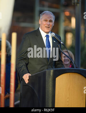 Seattle, Washington, USA. 5 Dez, 2018. Der Staat Washington Gouverneur Jay Inslee macht die Eröffnung Kommentare während ein bahnbrechendes Ereignis für die neuen Seattle Center Arena, in Seattle, WA. Seattle war der 32 Teams in der NHL gewährt und Ligaspiel während der Saison 2020-2021 beginnen. Credit: Jeff Halstead/ZUMA Draht/Alamy leben Nachrichten Stockfoto