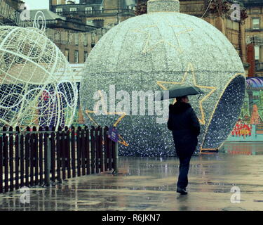 Glasgow, Schottland, Großbritannien. 5 Dez, 2018. UK Wetter. Sturm Deidre Regen in der Stadt auf einem dunklen feuchten miserablen Tag der einheimischen ausharren. Credit: Gerard Fähre / alamy Leben Nachrichten Stockfoto