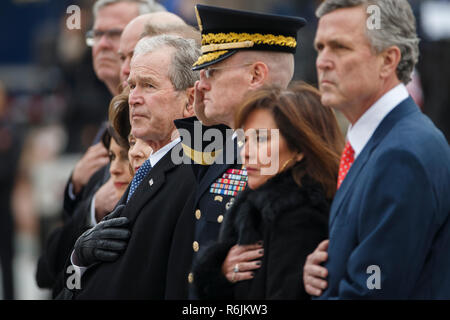 Der ehemalige US-Präsident George W. Bush und die Mitglieder der Familie Bush zusehen, wie eine gemeinsame Dienstleistung Ehrengarde trägt die Schatulle des ehemaligen US-Präsidenten George H.W. Bush aus dem US Capitol in Washington, DC, USA, 05. Dezember 2018. George H.W. Bush, der 41. Präsident der Vereinigten Staaten (1989-1993), starb im Alter von 94 Jahren am 30. November 2018 in seinem Haus in Texas. Credit: Shawn Thew/Pool über CNP/MediaPunch Stockfoto