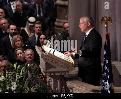 Presidential Historiker und Biographen Jon Meacham liefert eine lobrede an der Trauerfeier des ehemaligen Präsidenten George W. Bush in der National Cathedral. Quelle: Chris Kleponis/Pool über CNP/MediaPunch Stockfoto