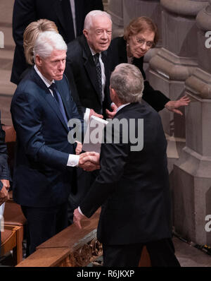 Dezember 5, 2018 - Washington, DC, USA: Ehemaliger Präsident George W. Bush begrüßt Bill Clinton, Hillary Clinton, Jimmy Carter und Rosalyn Carter, als er an der staatlichen Begräbnis seines Vaters ehemaliger Präsident George W. Bush in der National Cathedral ankommt. Quelle: Chris Kleponis/Pool über CNP/MediaPunch Stockfoto