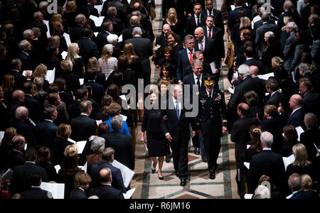 Ehemaliger Präsident George W. Bush mit seiner Frau Laura während zu Fuß hinter dem Sarg seines Vaters ehemaliger Präsident George Herbert Walker Bush während einer Gedenkveranstaltung in der National Cathedral in Washington, Mittwoch, 04.12. 5, 2018. Quelle: Doug Mills/Pool über CNP/MediaPunch Stockfoto