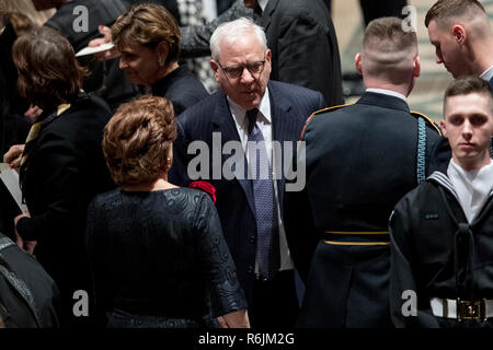 Die Carlyle Group Co-CEO David M. Rubenstein kommt für ein Staatsbegräbnis für ehemaligen Präsidenten George H.W. Bush in der National Cathedral, Mittwoch, Dezember 5, 2018, in Washington. Credit: Andrew Harnik/Pool über CNP/MediaPunch Stockfoto