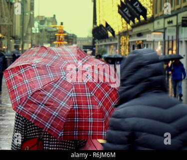 Glasgow, Schottland, Großbritannien. 5 Dez, 2018. UK Wetter. Sturm Deidre Regen in der Stadt auf einem dunklen feuchten miserablen Tag der einheimischen ausharren. Credit: Gerard Fähre / alamy Leben Nachrichten Stockfoto