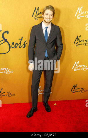 New York, USA. 4. Dez, 2018. Schauspieler Joe Alwyn besucht die New York Premiere von "Mary, Königin der Schotten" an der Pariser Theater in New York City am 4. Dezember 2018. Quelle: Jeremy Burke/Alamy leben Nachrichten Stockfoto