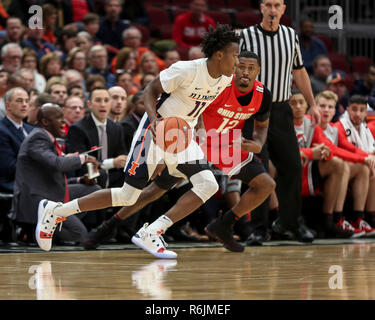 Chicago, Illinois, USA. 5. Dez 2018. Illinois Fighting Illini guard Ayo Dosunmu (11) Laufwerke auf der Ohio State Verteidigung während der NCAA Mens Basketball spiel action zwischen der Ohio State Buckeyes und der Universität von Illinois in den USA in Chicago, IL. Credit: Cal Sport Media/Alamy leben Nachrichten Stockfoto