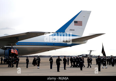 Die Flagge - drapierte Schatulle des ehemaligen Präsidenten George H.W. Bush wird durch einen gemeinsamen Dienstleistungen militärische Ehrengarde zu speziellen Mission 41, Mittwoch, Dezember 5, 2018 durchgeführt, an der Andrews Air Force Base, Md. Credit: Alex Brandon/Pool über CNP/MediaPunch Stockfoto