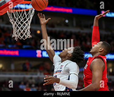 Chicago, Illinois, USA. 5. Dez 2018. Illinois Fighting Illini guard Ayo Dosunmu (11) schießt ein layup, vorbei an der Verteidigung der Ohio State Buckeyes vorwärts Kaleb Wesson (34) während der NCAA Mens Basketball spiel action zwischen der Ohio State Buckeyes und der Universität von Illinois in den USA in Chicago, IL. Credit: Cal Sport Media/Alamy leben Nachrichten Stockfoto