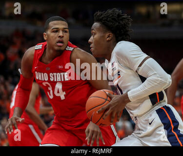 Chicago, Illinois, USA. 5. Dez 2018. Illinois Fighting Illini guard Ayo Dosunmu (11) Laufwerke in Richtung zum Korb, während durch die Ohio State Buckeyes vorwärts Kaleb Wesson (34) während der NCAA Mens Basketball spiel action zwischen der Ohio State Buckeyes und der Universität von Illinois in den Vereinigten Center in Chicago, IL, verteidigt zu werden. Credit: Cal Sport Media/Alamy leben Nachrichten Stockfoto