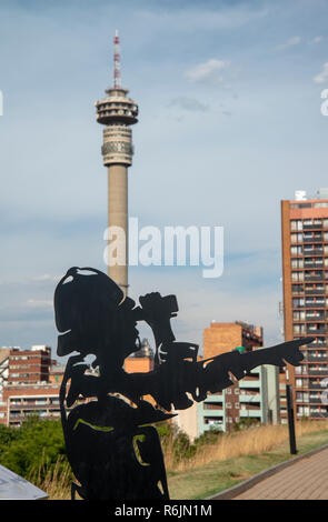 Johannesburg, Südafrika, 5. Dezember, 2018. Eine silhouette Abbildung hält Wache über Johannesburg von der alten Festung auf Constitution Hill. Das alte Fort, ein Gefängnis seit den 1800er Jahren, wurde auch eine militärische Garnison während des Anglo-Boer Krieges verwendet. Der ehemalige südafrikanische Präsident Nelson Mandela war einmal Gefangener hier unter anderen politischen Gefangenen statt. Heute ist das Fort ist ein lebendiges Museum. An diesem Tag, den 5. Dezember 2013, Nelson Rolihlahla Mandela enthalten. Eva-Lotta Jansson/Alamy leben Nachrichten Stockfoto