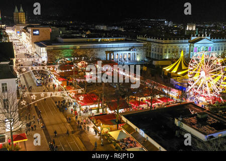 03. Dezember 2018, Hessen, Kassel: Blick auf die märchenhaften Weihnachtsmarkt mit Riesenrad (l), das Zelt des Circus Flic Flac und der Kunsthalle Fridericianum (r). Foto: Uwe Zucchi/dpa Stockfoto