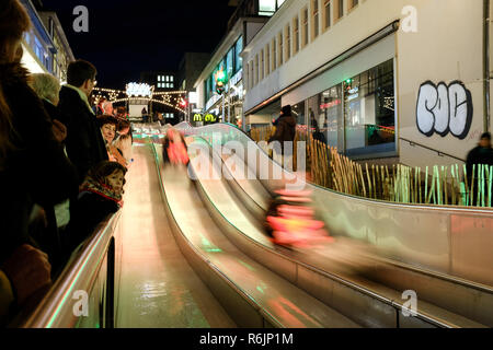 03. Dezember 2018, Hessen, Kassel: Die Menschen schieben Sie die Eisbahn, die neue Attraktion auf dem märchenhaften Weihnachtsmarkt. Foto: Uwe Zucchi/dpa Stockfoto