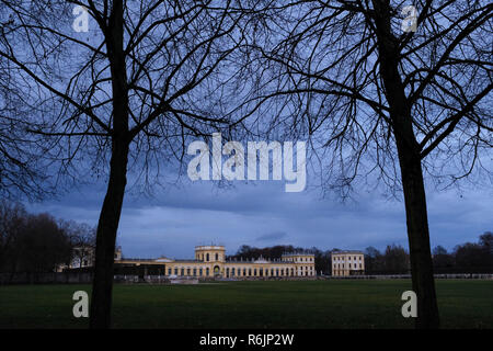 03. Dezember 2018, Hessen, Kassel: Die blaue Stunde ist vor der Orangerie in der Karlsaue Foto begonnen: Uwe Zucchi/dpa Stockfoto