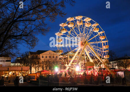 03. Dezember 2018, Hessen, Kassel: Das Riesenrad dreht sich auf dem märchenhaften Weihnachtsmarkt auf der blauen Stunde. Foto: Uwe Zucchi/dpa Stockfoto