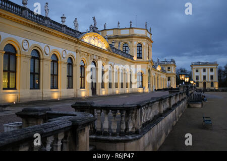 03. Dezember 2018, Hessen, Kassel: Die Orangerie in der Karlsaue ist durch Strahler in der blauen Stunde beleuchtet. Foto: Uwe Zucchi/dpa Stockfoto