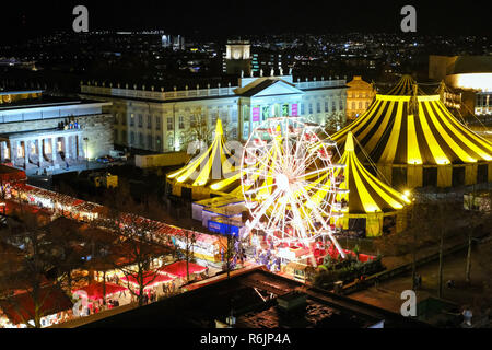 03. Dezember 2018, Hessen, Kassel: Blick auf die märchenhaften Weihnachtsmarkt mit Riesenrad (l), das Zelt des Circus Flic Flac und der Kunsthalle Fridericianum. Foto: Uwe Zucchi/dpa Stockfoto