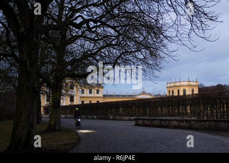 03. Dezember 2018, Hessen, Kassel: ein Radfahrer übergibt die Orangerie in der Karlsaue mit seinem Licht auf. Foto: Uwe Zucchi/dpa Stockfoto