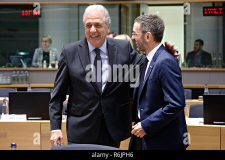 Brüssel, Belgien. 6 Dez, 2018. EU-Kommissar Dimitris AVRAMOPOULOS kommt in ein Rat für Justiz und Inneres der EU teilzunehmen. Credit: ALEXANDROS MICHAILIDIS/Alamy leben Nachrichten Stockfoto