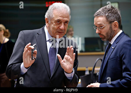 Brüssel, Belgien. 6 Dez, 2018. EU-Kommissar Dimitris AVRAMOPOULOS kommt in ein Rat für Justiz und Inneres der EU teilzunehmen. Credit: ALEXANDROS MICHAILIDIS/Alamy leben Nachrichten Stockfoto