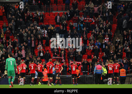 Wembley Stadion, London, UK. Southampton Fans begrüßen ihre Mannschaft nach der Niederlage - Tottenham Hotspur v Southampton, Premier League, Wembley Stadion, London (Wembley) - 5. Dezember 2018 Editorial nur verwenden - DataCo Einschränkungen gelten Credit: Spieltag Bilder begrenzt/Alamy leben Nachrichten Stockfoto