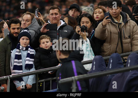 Wembley Stadion, London, UK. Tottenham Hotspur Fans fotografieren und schauen an Manager von Tottenham Hotspur, Mauricio Pochettino v Southampton - Tottenham Hotspur, Premier League, Wembley Stadion, London (Wembley) - 5. Dezember 2018 Editorial nur verwenden - DataCo Einschränkungen gelten Credit: Spieltag Bilder begrenzt/Alamy leben Nachrichten Stockfoto
