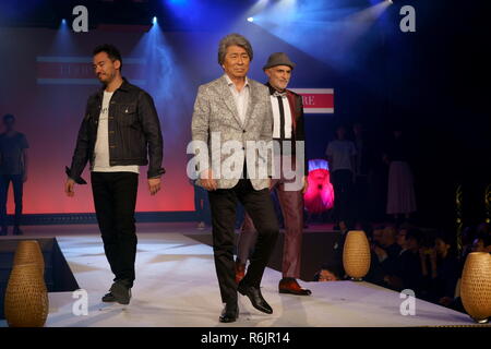 Japanischer journalist Shuntaro Torigoe Spaziergänge auf der Landebahn während japanische Mode der Marke "LEOPADRE' Launch Party in Tokyo, Japan, am 5. Dezember 2018. Credit: motoo Naka/LBA/Alamy leben Nachrichten Stockfoto