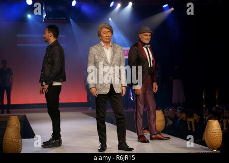 Japanischer journalist Shuntaro Torigoe Spaziergänge auf der Landebahn während japanische Mode der Marke "LEOPADRE' Launch Party in Tokyo, Japan, am 5. Dezember 2018. Credit: motoo Naka/LBA/Alamy leben Nachrichten Stockfoto