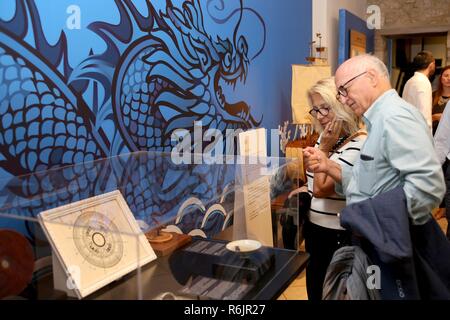 (181206) - Peking, Dez. 6, 2018 (Xinhua) - Menschen besuchen die alten China Ausstellung in Athen, Griechenland an Sept. 21, 2017. Die Griechischen Nationalen Museum für zeitgenössische Kunst (EMST) in Athen hat neue Brücken des interkulturellen Dialogs mit China als Teil eines umfassenderen Sino-Greek Bemühungen der beiden Länder und Völker näher zu bringen, emst Director's Katerina Koskina Xinhua erklärt in einem Interview. "China und Griechenland sind die alten Länder, haben große Zivilisationen hinter Ihnen, und Sie können sich auf das. So weit wie ich kann aus meiner Erfahrung in Peking sagen, die Chinesen haben eine d Stockfoto