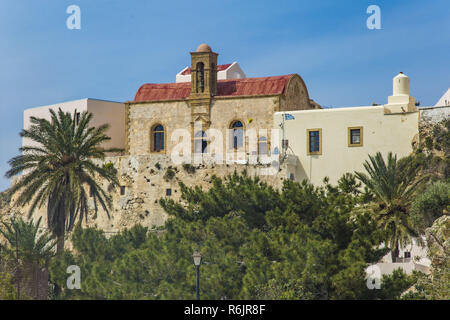 Chania, Kreta, Griechenland. 2 Apr, 2017. Panagia Kloster Chrysoskalitissa ist christlich-orthodoxe Kloster im 17. Jahrhundert erbaut, ist es auf der Insel Kreta in Griechenland gelegen und 70 Kilometer südwestlich von der Stadt Chania entfernt. Das Kloster wurde auf einem Felsen mit mediterraner Architektur erbaut, mit Blick auf das Libysche Meer. Das Kloster der Heiligen Dreifaltigkeit und 1352 Jungfrau Maria gewidmet. In der Nähe des Klosters befindet sich die berühmte Elafonisi exotischen Strand, der Tatsache, dass es für Touristen sehr beliebt, sie zu besuchen. Credit: Nicolas Economou/SOPA Images/ZUMA Draht/Alamy leben Nachrichten Stockfoto