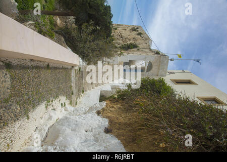 Chania, Kreta, Griechenland. 2 Apr, 2017. Panagia Kloster Chrysoskalitissa ist christlich-orthodoxe Kloster im 17. Jahrhundert erbaut, ist es auf der Insel Kreta in Griechenland gelegen und 70 Kilometer südwestlich von der Stadt Chania entfernt. Das Kloster wurde auf einem Felsen mit mediterraner Architektur erbaut, mit Blick auf das Libysche Meer. Das Kloster der Heiligen Dreifaltigkeit und 1352 Jungfrau Maria gewidmet. In der Nähe des Klosters befindet sich die berühmte Elafonisi exotischen Strand, der Tatsache, dass es für Touristen sehr beliebt, sie zu besuchen. Credit: Nicolas Economou/SOPA Images/ZUMA Draht/Alamy leben Nachrichten Stockfoto