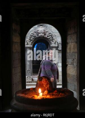 Kathmandu, Nepal. 6 Dez, 2018. Eine Frau an der Pashupatinath Tempel gesehen Bala Chaturdashi Festival in Kathmandu, Nepal, Dez. 6, 2018 zu markieren. Bala Chaturdashi ist der 14. Tag nach dem Vollmond und jedes Jahr fällt Ende November oder Anfang Dezember. Der Tag wird zu Ehren der verstorbenen Mitglieder der Familie, wo Anhänger scatter sieben verschiedene Arten von Saatgut gekennzeichnet. Vor dem Tag, Devotees verbrachte eine ganze Nacht wach und Beleuchtung Öllampen im Namen der Erinnerung an den Verstorbenen. Credit: Sunil Sharma/Xinhua/Alamy leben Nachrichten Stockfoto