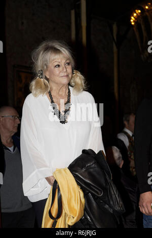 Paris, Frankreich. 5 Dez, 2018. Schauspielerin Mylène Demongeot - Start der Kampagne Grüne Weihnachtsmänner 2018 der Französischen Secours Populaire am Musée des Arts forains am 5. Dezember 2018 in Paris, Frankreich. Quelle: Bernard Menigault/Alamy leben Nachrichten Stockfoto