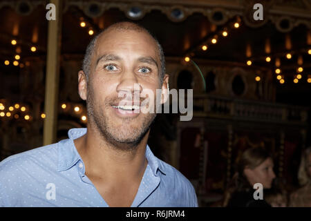 Paris, Frankreich. 5 Dez, 2018. Romain Magellan - Start der Kampagne Grüne Weihnachtsmänner 2018 der Französischen Secours Populaire am Musée des Arts forains am 5. Dezember 2018 in Paris, Frankreich. Quelle: Bernard Menigault/Alamy leben Nachrichten Stockfoto