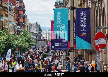 Voll der Buchanan Street während der Europameisterschaft im Jahr 2018, die mit dem Ereignis Banner hängen an der Lampe Beiträge, Glasgow, Großbritannien Stockfoto