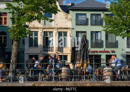 Fluss Seite Tabellen auf dem Vismarkt, Mechelen, Belgien. Haus Fassade Fassade in Kanal Kanal Wasserstraße Boot. Dijle Fluss. Stockfoto