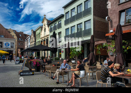 Fluss Seite Tabellen auf dem Vismarkt, Mechelen, Belgien. Haus Fassade Fassade in Kanal Kanal Wasserstraße Boot. Dijle Fluss. Stockfoto