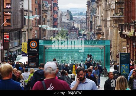 Ein Blick entlang der beliebten belebten Einkaufsstraße in Glasgow - Buchanan Street - mit zwei SPT U-Bahnstationen (Buchanan Street und St Enoch), Glasgow. Stockfoto