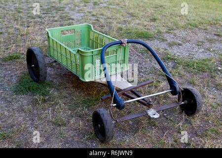 Ein Warenkorb für Kinder mit Spielen Stockfoto