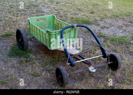 Ein Warenkorb für Kinder mit Spielen Stockfoto