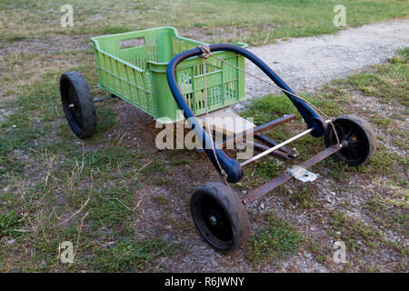 Ein Warenkorb für Kinder mit Spielen Stockfoto