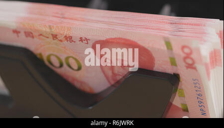 100 RMB Banknoten, die in der Zählung der Maschine Stockfoto