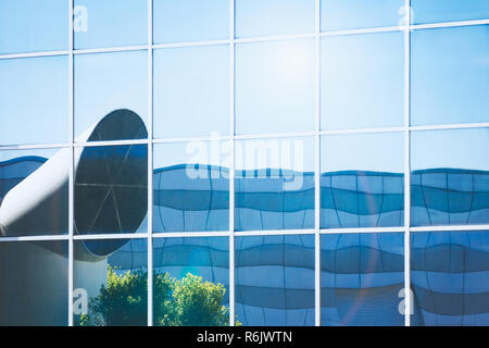 Das Bürogebäude der roten Sonne am Himmel mit lüftungsrohren Hintergrund, Urban Konzept, ökologische Konzept Stockfoto