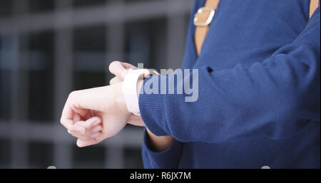 Frau Einsatz von Smart Watch Stockfoto